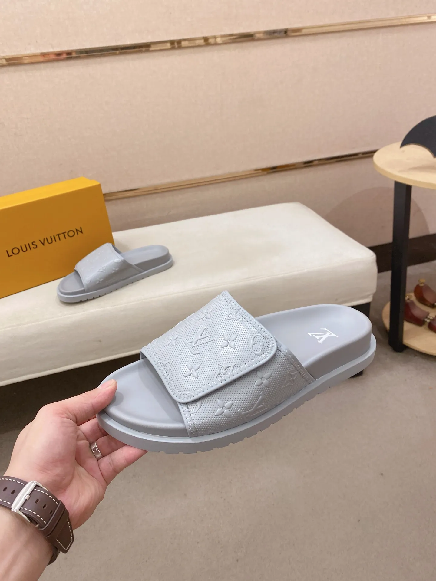 Men's shoes💰: 320💰Made by LV🔍Top purchasing agent, men's spring and summer slippers are available at the same counter. The uppers are made of cowhide imported from Italy, with logo graphics and high-quality craftsmanship. Soles: original soles specially provided by the original factory. Exclusive molded soles are super comfortable. Original goods with single order, 🔍🔍high quality, you can enter and exit the counter at will. Welcome to compare, code number 38-44.